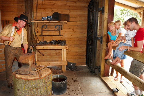 PonyparkCity Hoefsmid Blacksmid paard Cowboy Hoefijzer Vuur gezin papa mama kind
