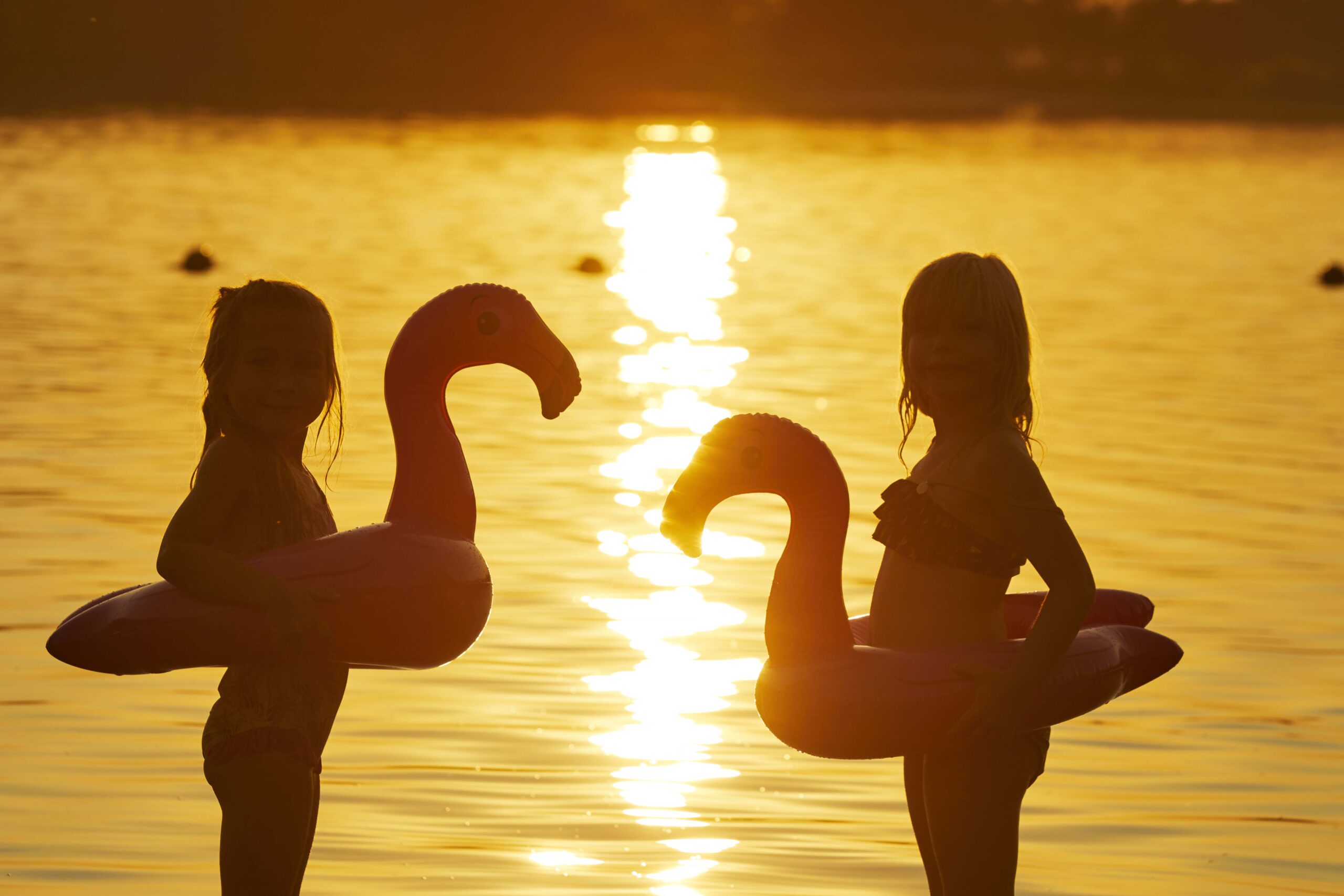 PonyparkCity Sunset Beach Zon The Bounty Strand Zee Natuurstrand Strandbedden Zonnen Gezin Kinderen Zwemmen zonsondergang papa mama kind
