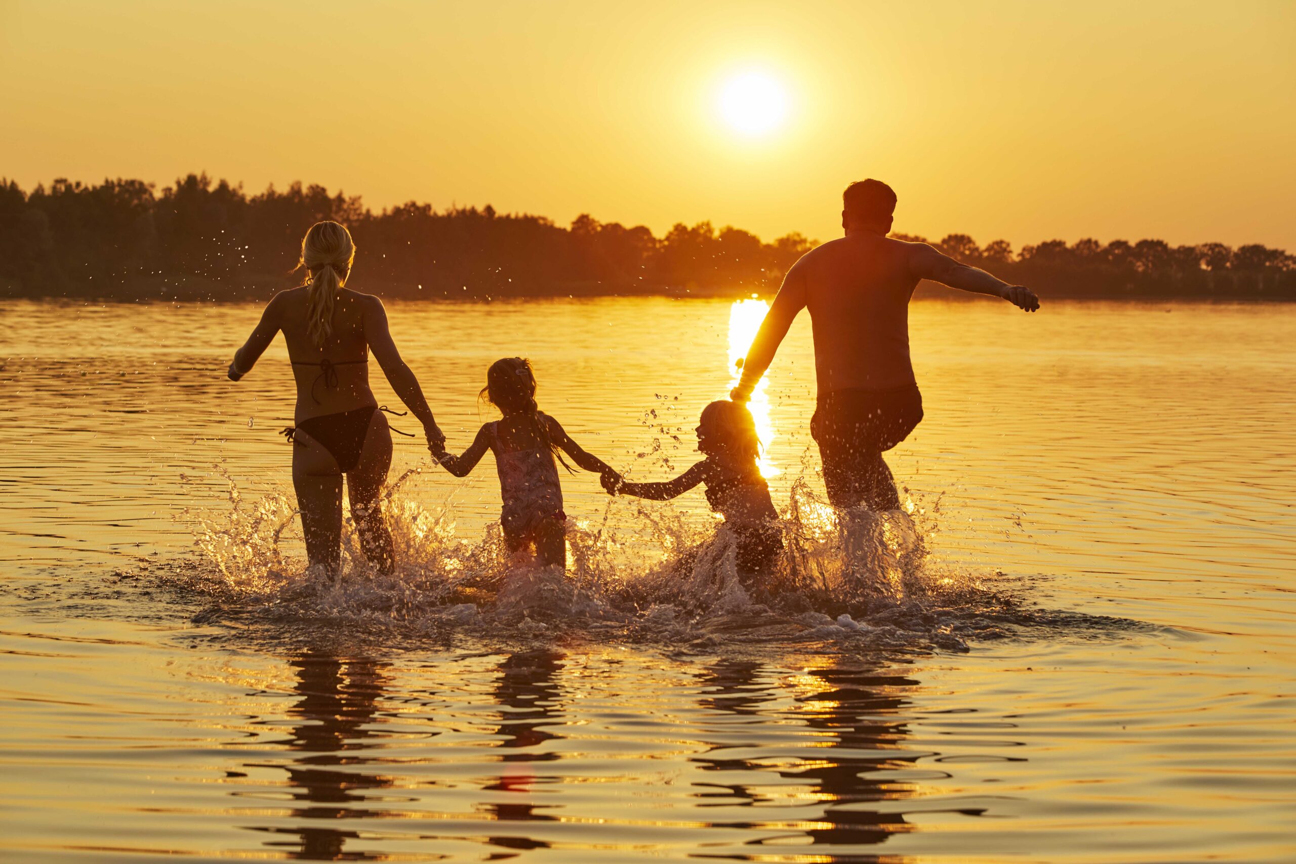 Sunset Beach PonyparkCity Sunset Beach Zon The Bounty Strand Zee Natuurstrand Strandbedden Zonnen Gezin Kinderen Zwemmen zonsondergang papa mama kind